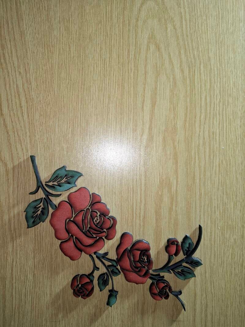 Roos op achtergrond persoonlijk naambord