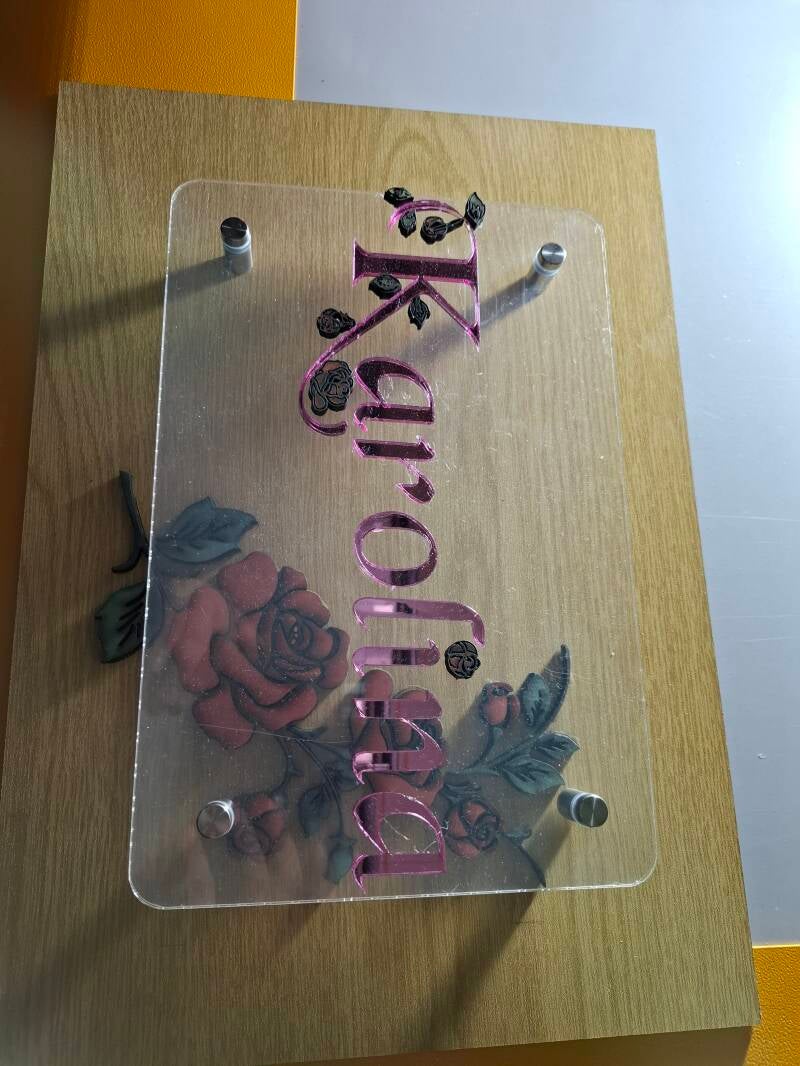 Persoonlijk naambord in werkplaats.