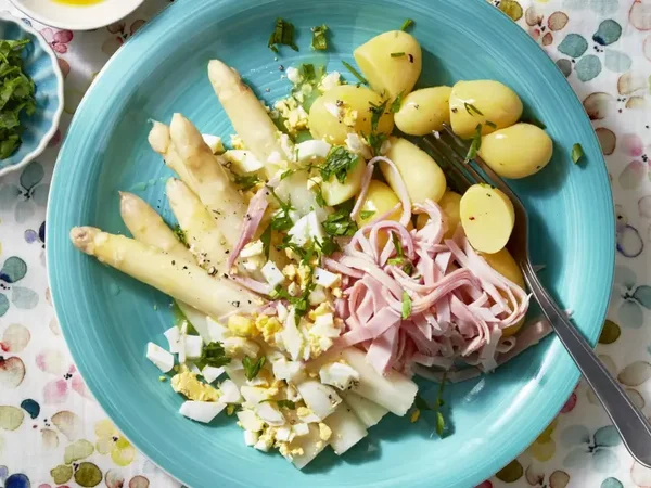 Zaterdag 11 april krieltjes met asperges met ham en ei.