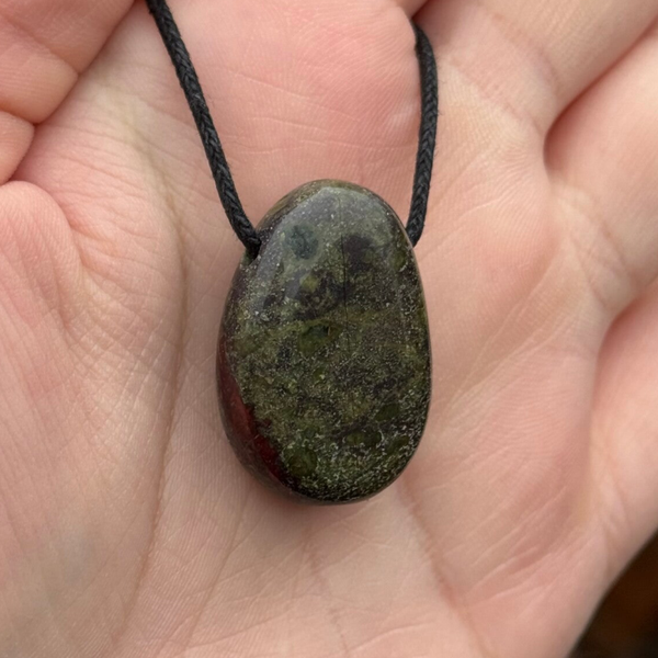 Drakenbloed Jaspis Doorboordd Hanger