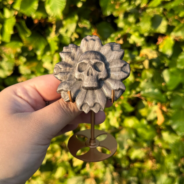 Doom Daisy op Standaard van Zilver Obsidiaan