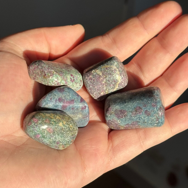 Robijn in Fuchsiet Trommelsteen