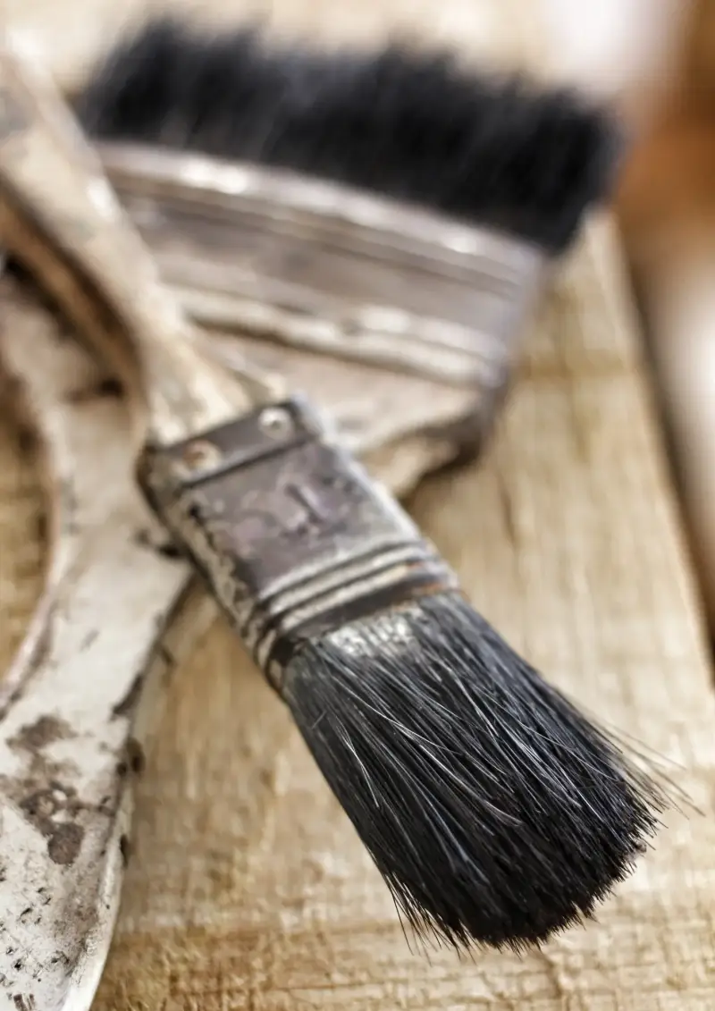 Kwasten op een houten plank als werkmateriaal voor de schilder, gebruikt door Walraven Bouw in Huissen voor kwaliteitsverbouwingen en renovaties in Nijmegen, Arnhem en omgeving.