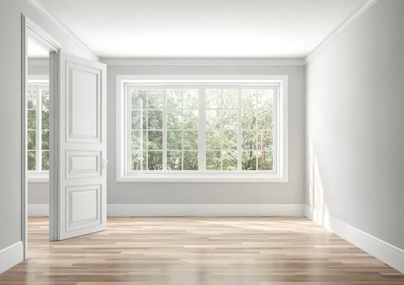 Renovatie van een klassieke woning in Huissen door Walraven Bouw: herstel van originele deuren met raampjes, kamer en suite met houten vloeren en witte gelakte deuren, specialist in monumentale panden