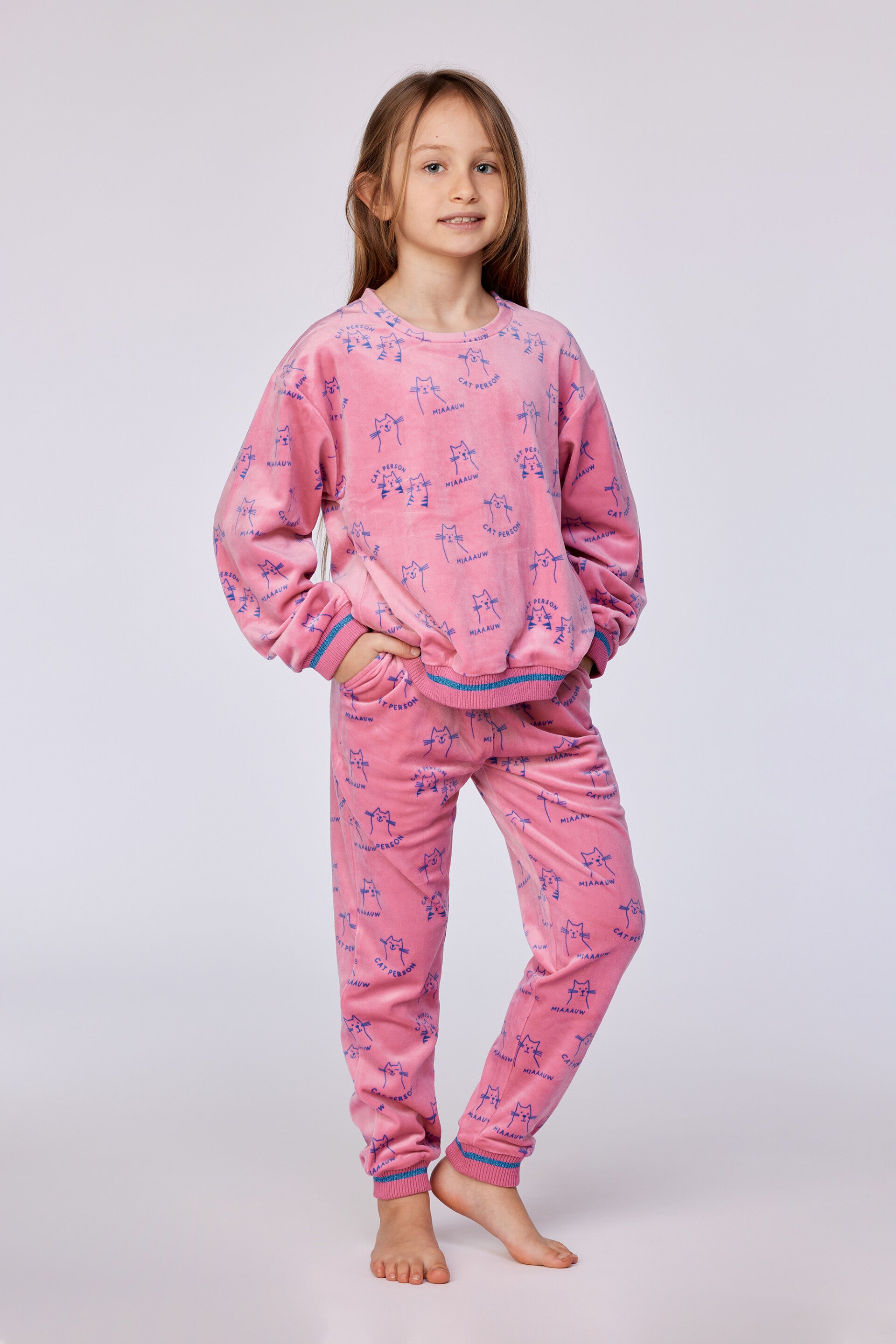 Roze velours pyjama met alloverprint van de poes