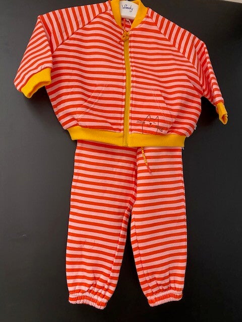 Setje bestaande uit roze-rood gilet en joggingsbroek