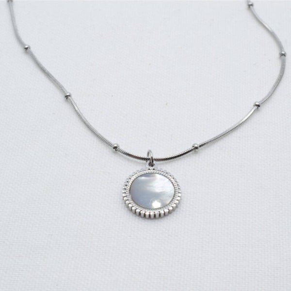 Fijne ketting met witte parelmoer bedel (rvs)