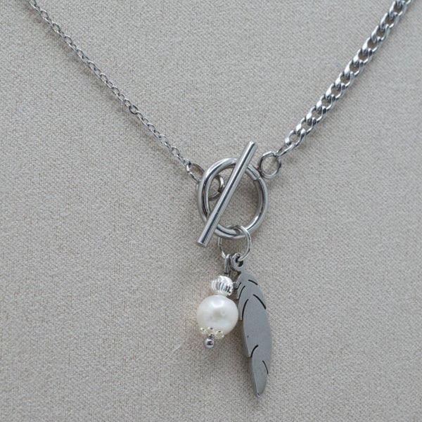 Zilver rvs ketting met veer en zoetwaterparel