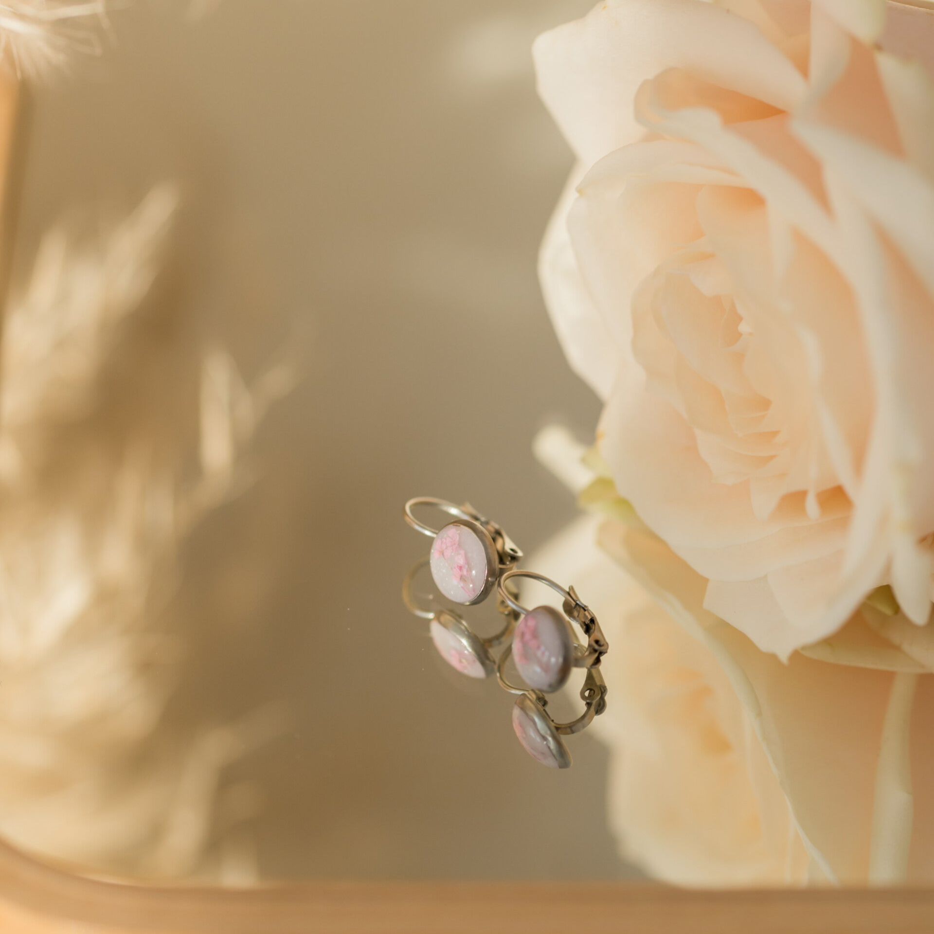 Rvs oorhangers met droogbloemetjes in epoxy