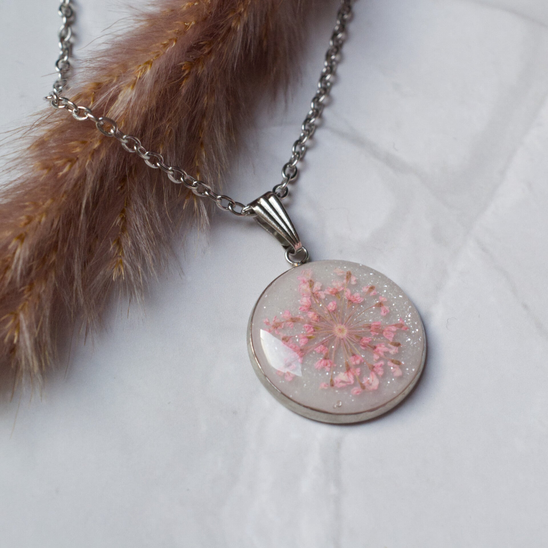 Rvs droogbloem in epoxy ketting