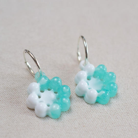 Fijne sterling zilver oorringetjes met epxoy bloem