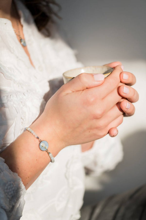 Droogbloem armband met edelsteen kralen.