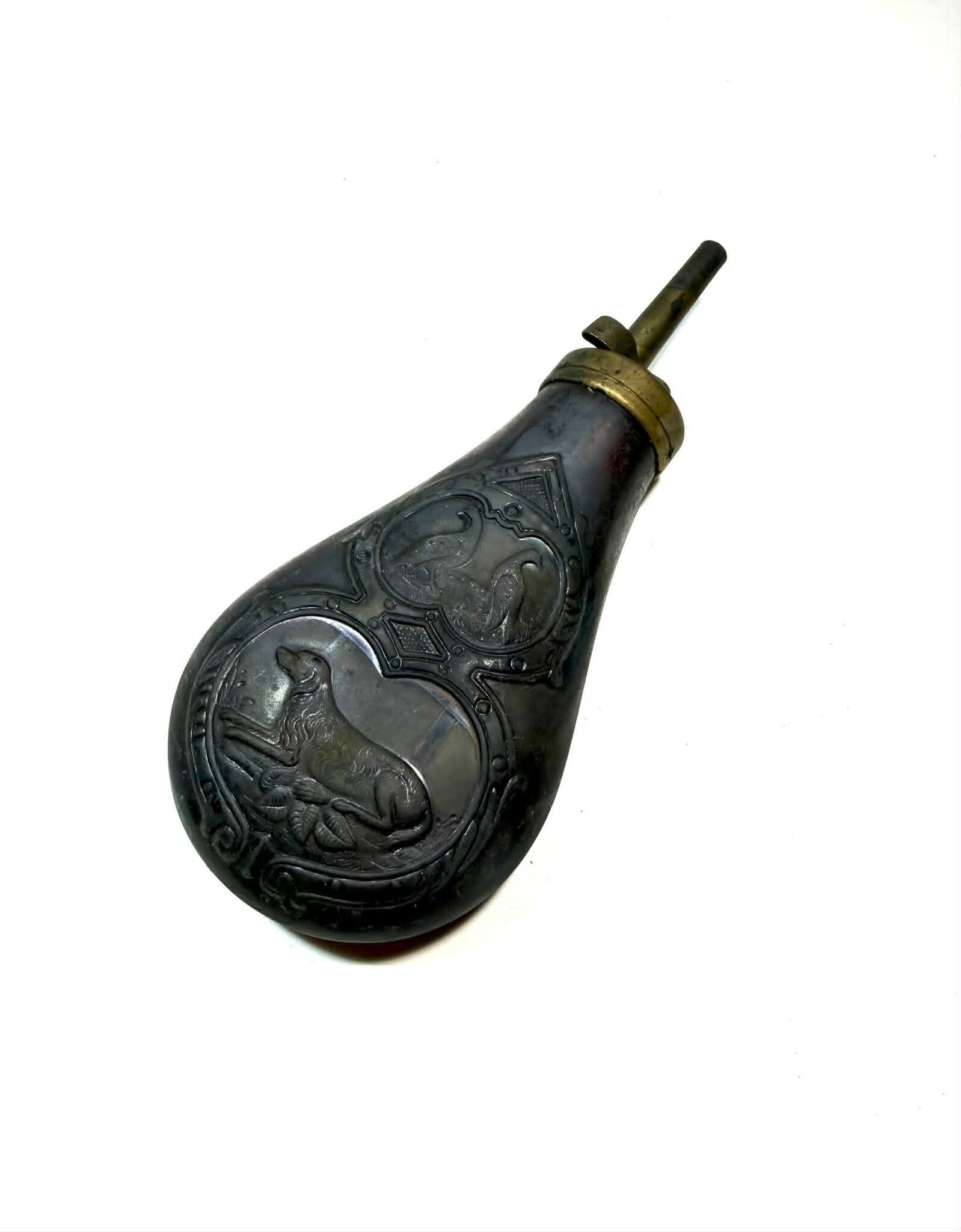 Ancienne poire à poudre en cuivre et laiton repoussé du 19ème siècle