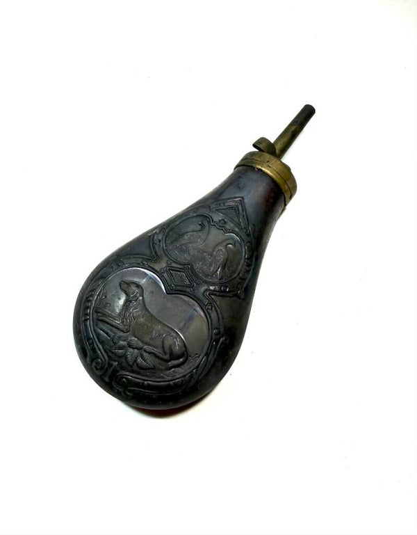 Ancienne poire à poudre en cuivre et laiton repoussé du 19ème siècle