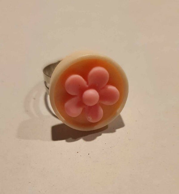 Les Fleurs - Bague fleur rose dans un socle beige