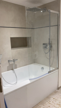 Dépose de la douche existante pour une transformation en espace baignoire. Installation d'une baignoire de dimensions 170x90 cm, offrant un espace spacieux et moderne. Pose d'une paroi pivotante en verre, qui combine esthétique et fonctionnali