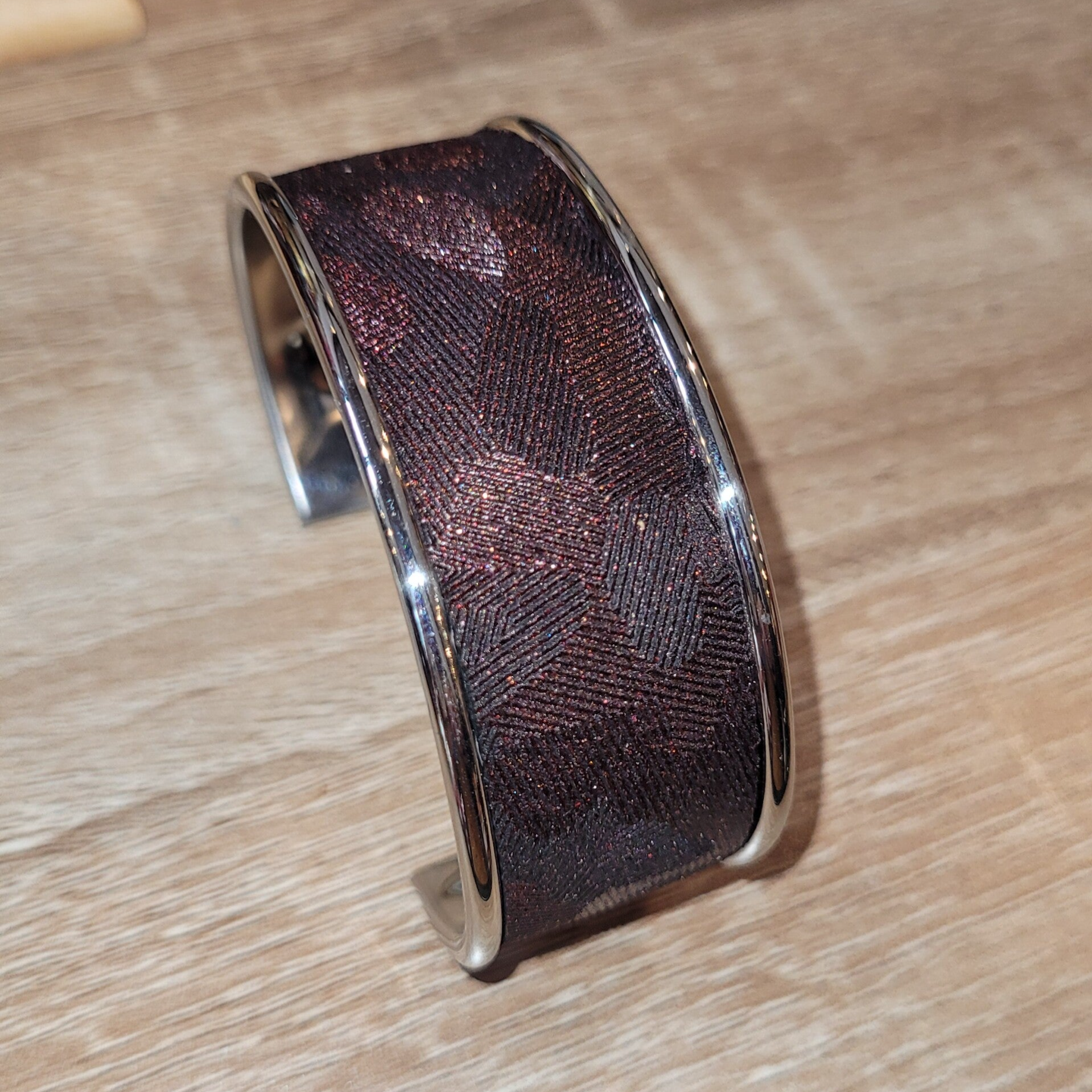 Bracelet manchette noir et violet effet camo pailleté