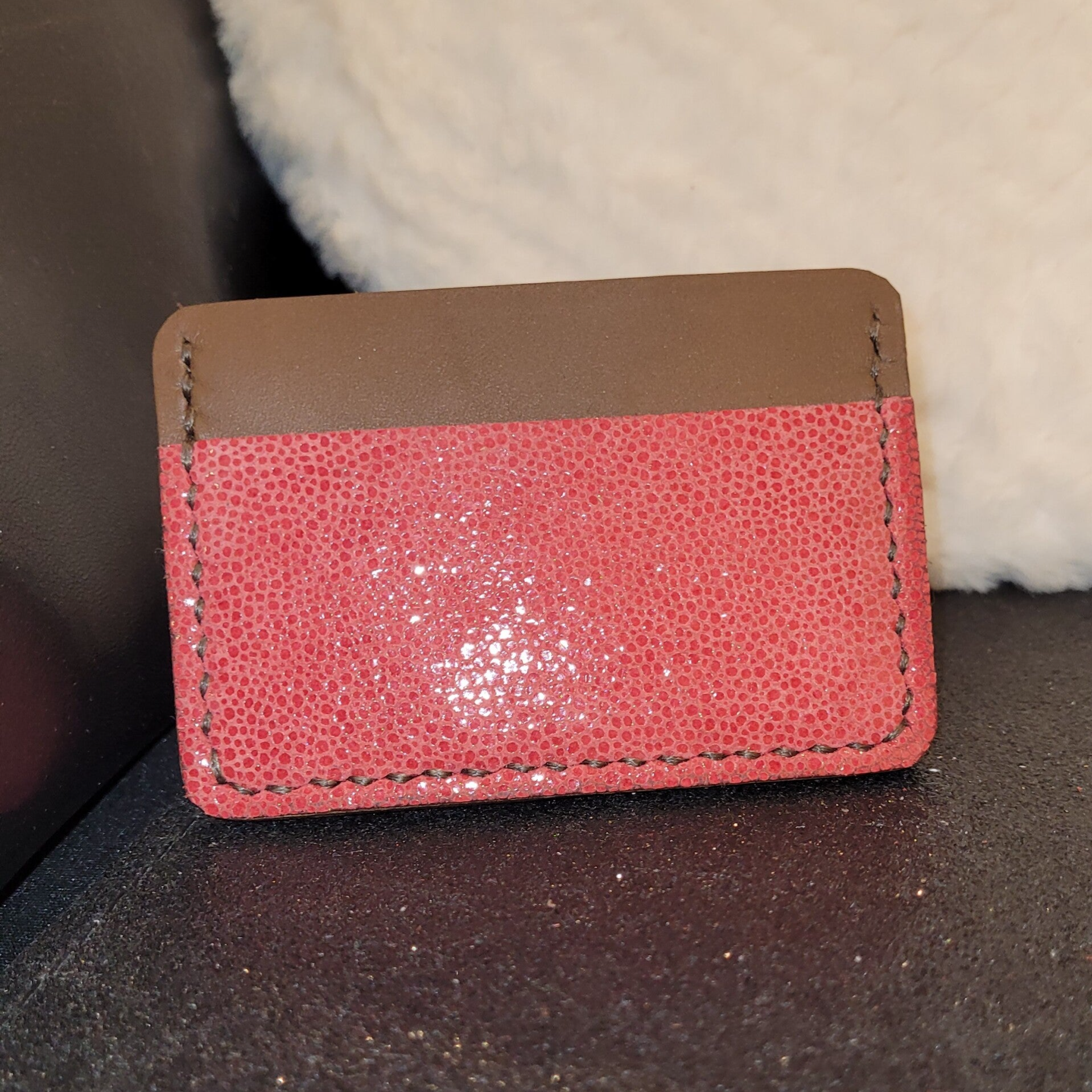 Porte-cartes en cuir marron et rouge effet velour