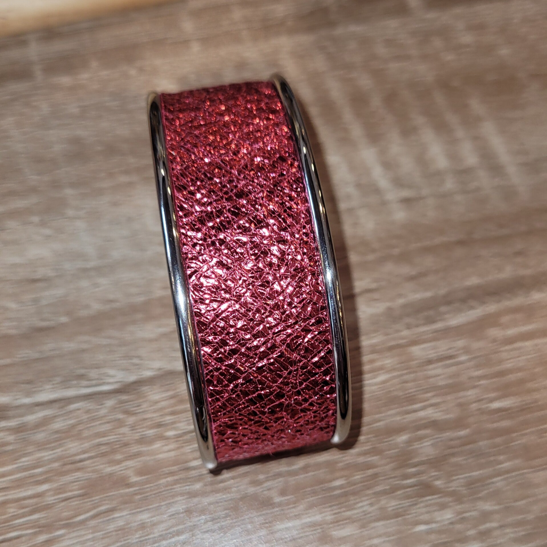 Bracelet manchette cuir de chèvre fuchsia métallisé