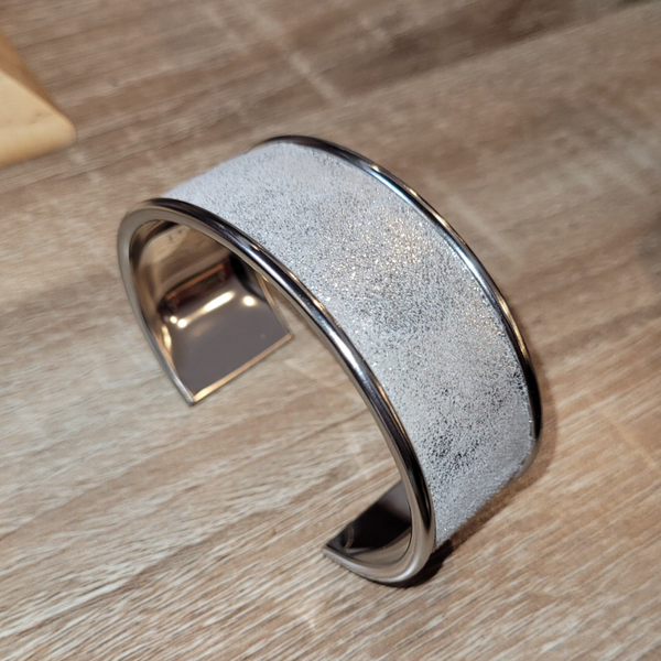 Bracelet Manchette en cuir de chèvre argenté effet pailleté et inox