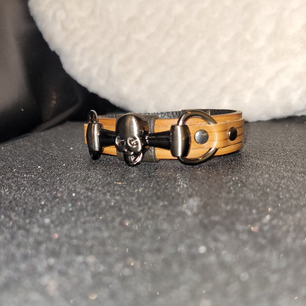 Bracelet en collet couleur camel - bijou acier inoxydable tête de mort
