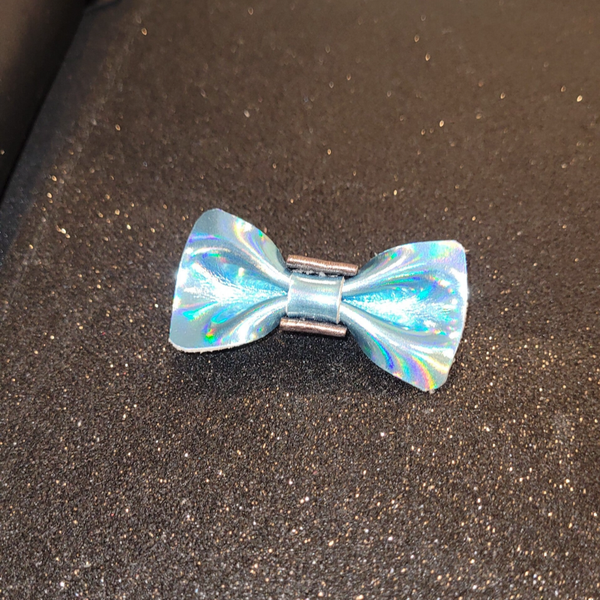 Pince à cheveux - mini nœud papillon en cuir bleu ciel