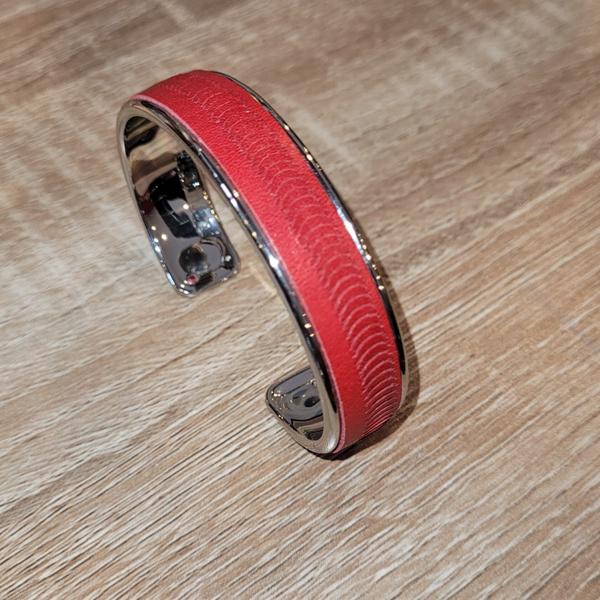 Bracelet manchette fin inox et cuir de vachette rouge effet écaillé
