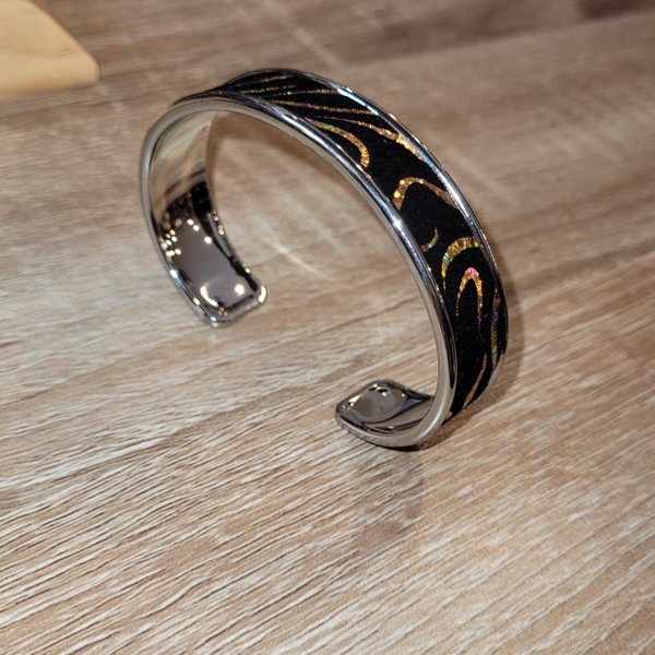 Bracelet manchette fin en inox et cuir de vachette noir zébré métallisé et holographique