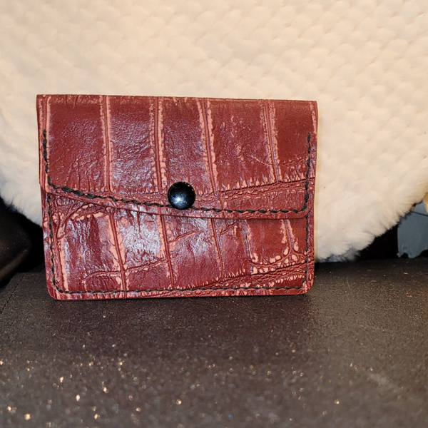 Porte-cartes en cuir de chèvre imitation reptile couleur bordeaux
