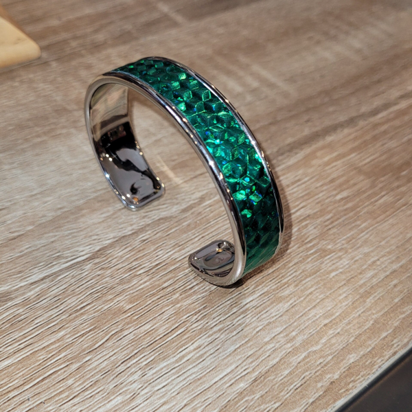 Bracelet manchette fin en inox et cuir de vachette vert métallisé et holographique