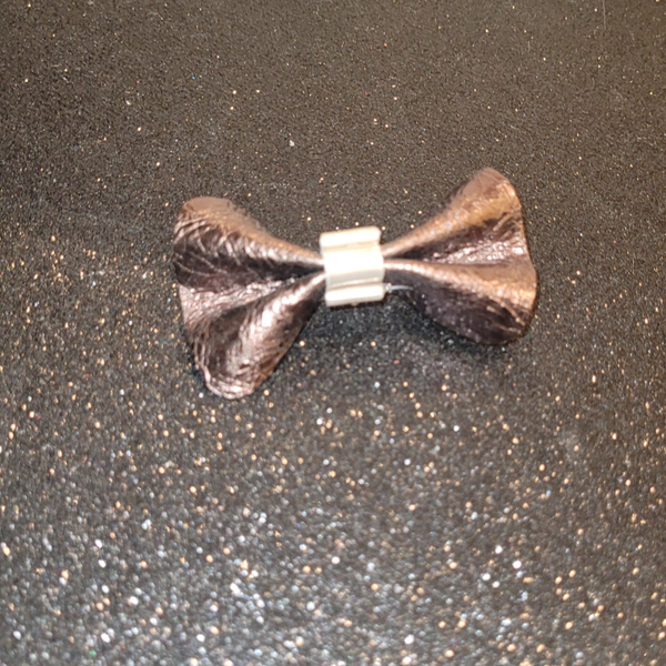 Pince à cheveux - mini nœud papillon en cuir marron glacé