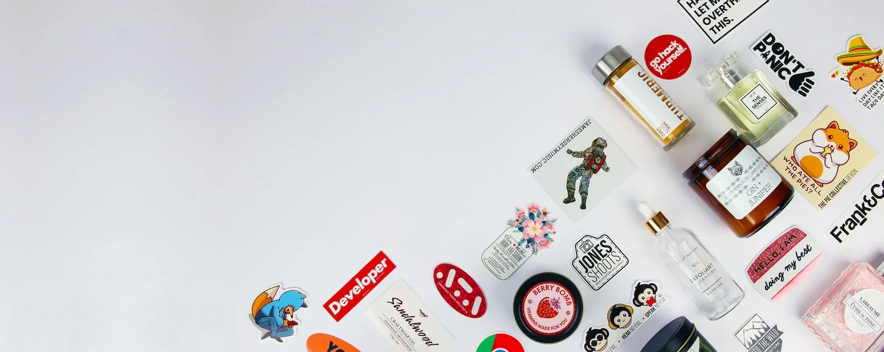 	•	Autofolierung in Wien – schwarzes Fahrzeug mit Glanzfolie 	•	Milchglasfolie auf Glastür – Sichtschutz mit Design 	•	Digitaldruck auf Vinyl – Aufkleber mit Firmenlogo 	•	Mesh-Banner auf Bauzaun in Graz