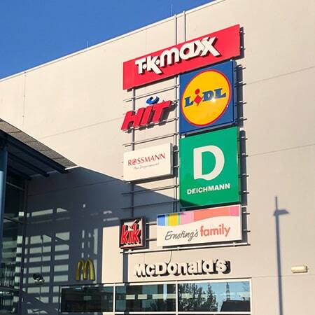 	•	Autofolierung in Wien – schwarzes Fahrzeug mit Glanzfolie 	•	Milchglasfolie auf Glastür – Sichtschutz mit Design 	•	Digitaldruck auf Vinyl – Aufkleber mit Firmenlogo 	•	Mesh-Banner auf Bauzaun in Graz