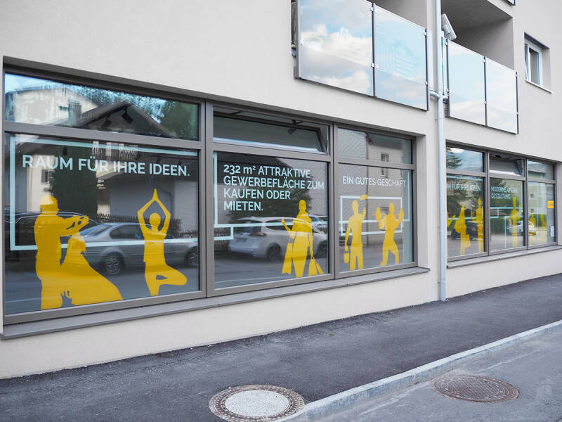 	•	Milchglasfolie auf Glastür im Büro 	•	Individuelles Glasdekor mit Firmenlogo 	•	Sichtschutzfolie auf Badezimmerfenster 	•	Blasenfreie Montage von Glasfolie in Wien