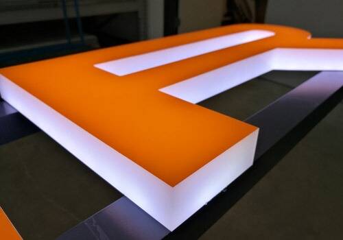 	•	Autofolierung in Wien – schwarzes Fahrzeug mit Glanzfolie 	•	Milchglasfolie auf Glastür – Sichtschutz mit Design 	•	Digitaldruck auf Vinyl – Aufkleber mit Firmenlogo 	•	Mesh-Banner auf Bauzaun in Graz