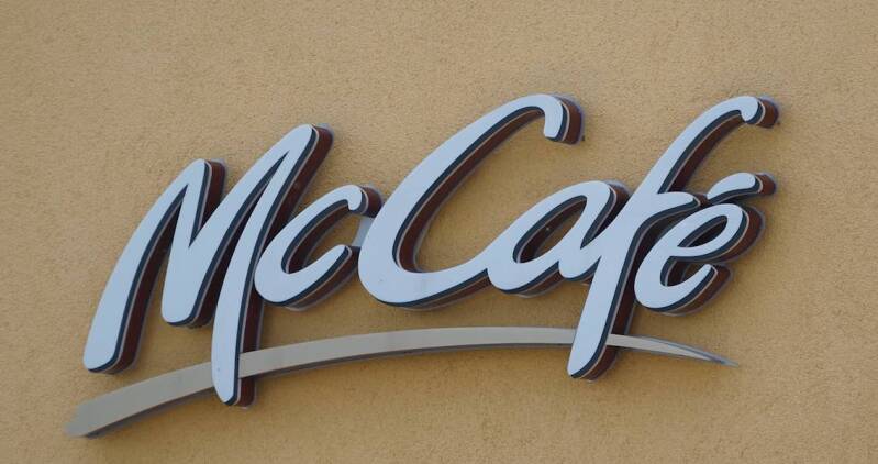 	•	Autofolierung in Wien – schwarzes Fahrzeug mit Glanzfolie 	•	Milchglasfolie auf Glastür – Sichtschutz mit Design 	•	Digitaldruck auf Vinyl – Aufkleber mit Firmenlogo 	•	Mesh-Banner auf Bauzaun in Graz