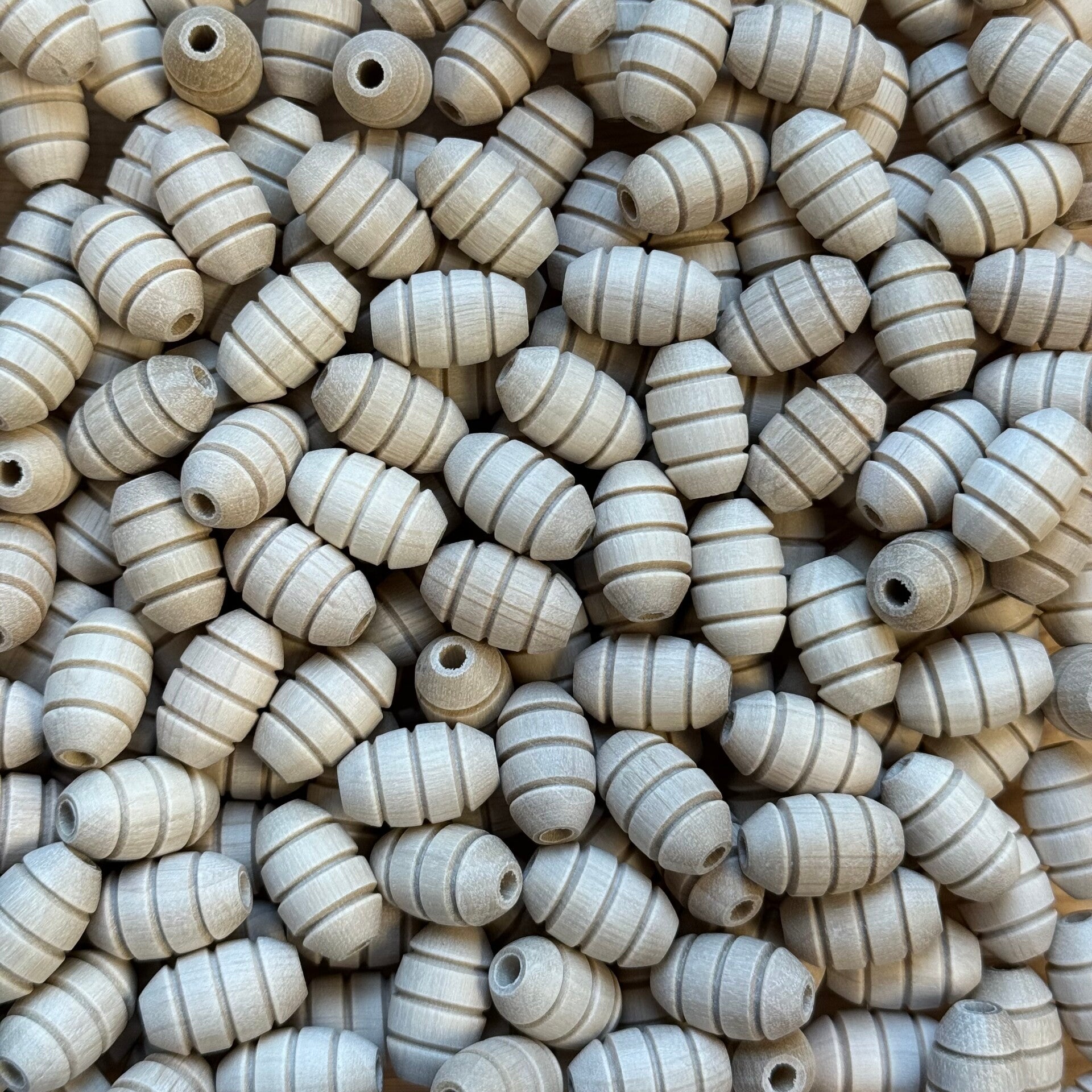 Houten kraal ovaal met ribbels 18mm