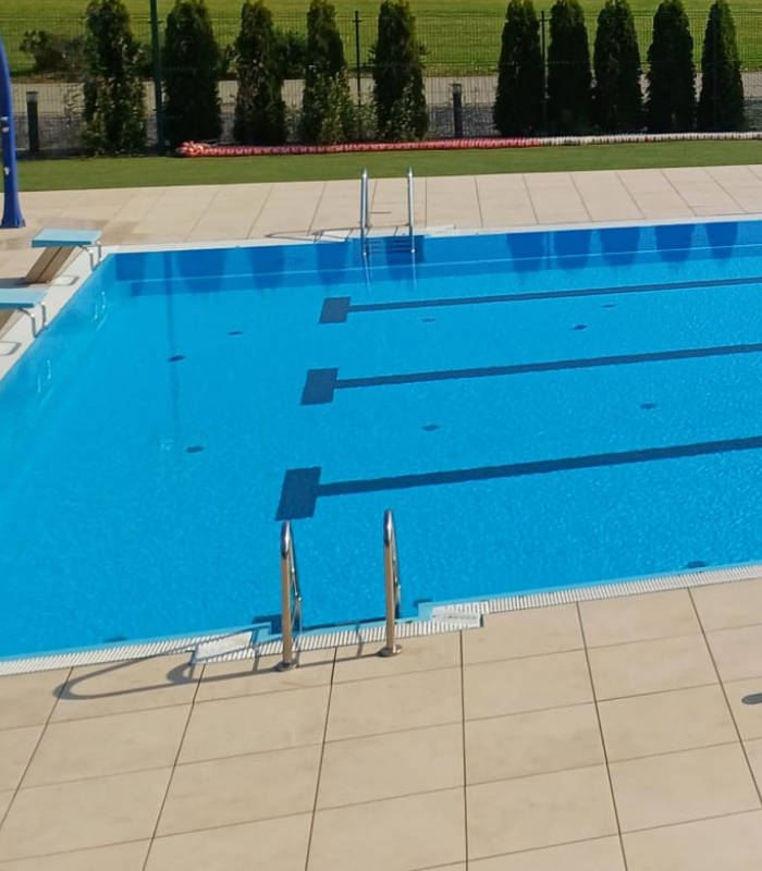 Gotowy taras wentylowany z jasnych płyt wokół basenu