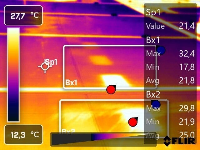 Confronto termografico tra aree di moduli fotovoltaici