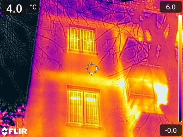 Termografia esterna di edificio con ponti termici in corrispondenza di travi, pilastri, balconi, nicchie dei radiatori e copertura