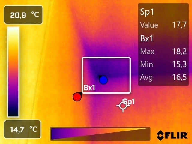 Ponte termico in angolo rilevato con termografia e rischio di formazione di muffa per bassa temperatura superficiale