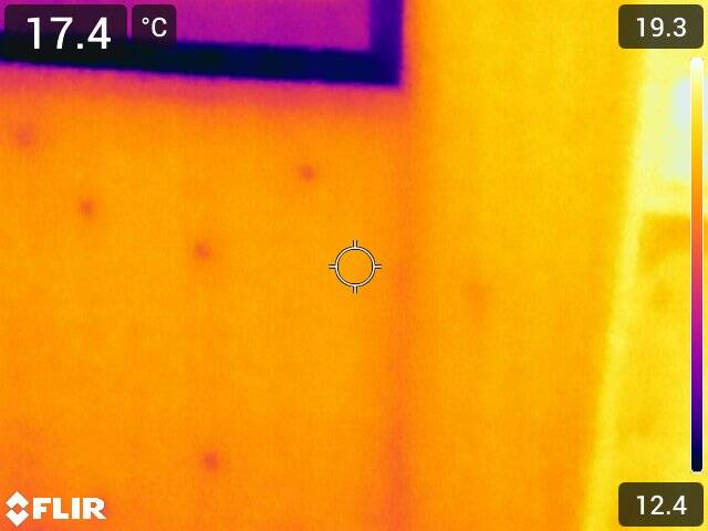 Ponti termici puntuali più freddi in inverno rilevati con termografia, compatibili con tasselli di fissaggio del cappotto interno