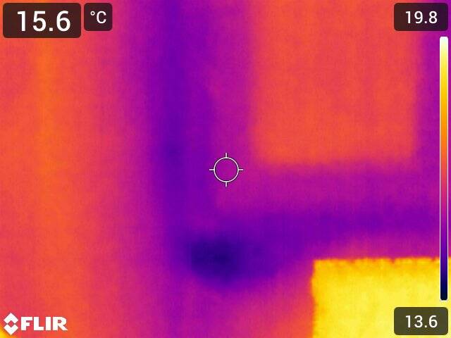Ponte termico sotto finestra rilevato con termografia, compatibile con muratura discontinua o controtelaio non isolante e possibile rischio di condensa interstiziale