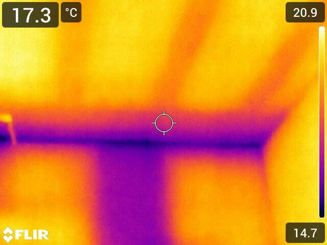 Ponte termico strutturale rilevato con termografia dall’interno, con evidenza di pilastro, trave e travetti del solaio