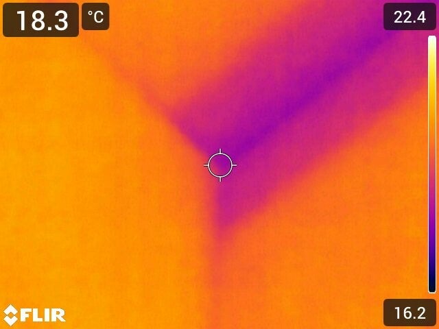 Ponte termico strutturale con formazione di muffa e condensa, isolamento non conforme, dispersione termica e analisi con termografia in ambito contenzioso edilizio