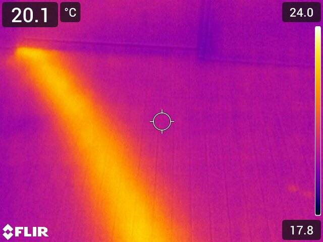 Tubazioni di riscaldamento visibili in termografia grazie al contrasto termico