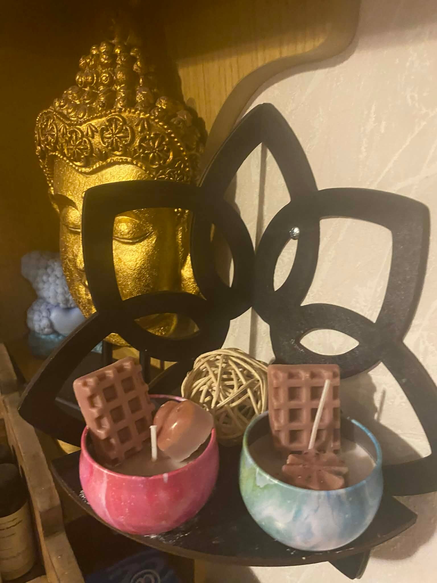 Bougie dans son contenant décorée (plusieurs parfums disponibles)