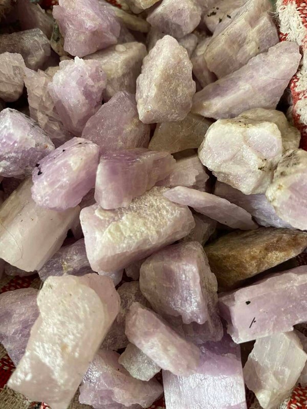 Kunzite pierre brute 10 à 40 mm A+