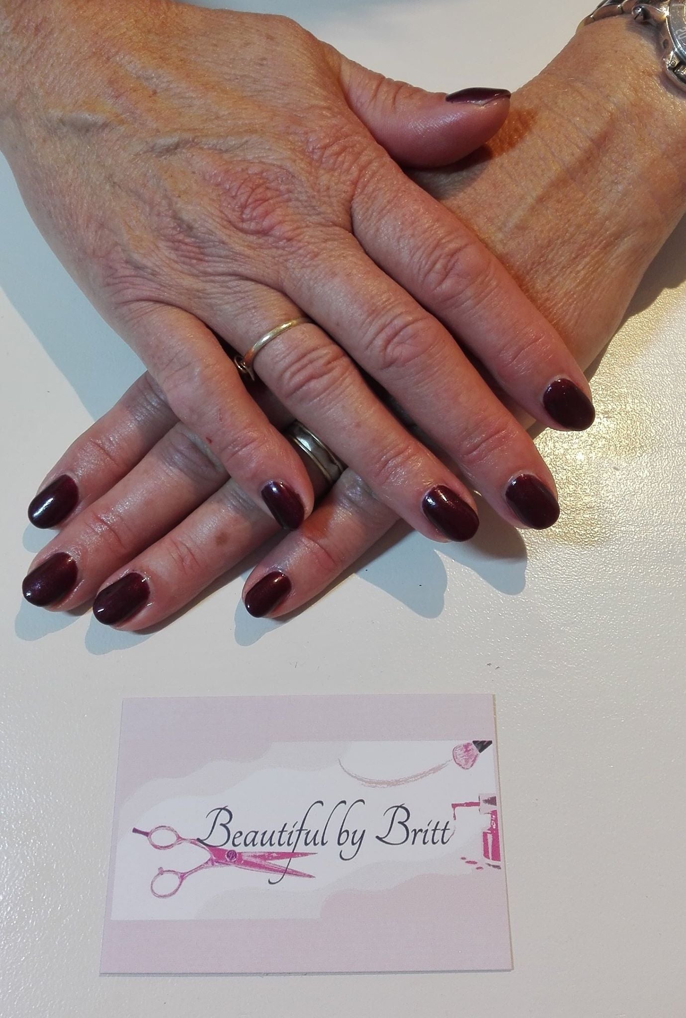 Donkerpaars met parelmoerglans.