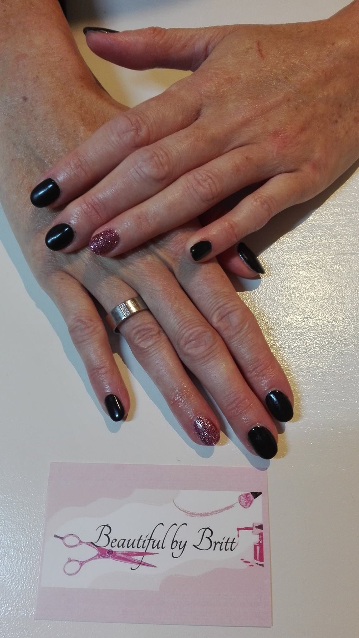 Zwart met 1 glitternagel.